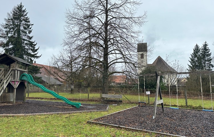 Noch ist das Areal zwischen Kirche und Gemeindehaus voller Grenzen und Zäune, doch hier soll ein weitläufiger Begegnungsraum entstehen. Noch ist das Areal zwischen Kirche und Gemeindehaus voller Grenzen und Zäune, doch hier soll ein weitläufiger Begegnungsraum entstehen.