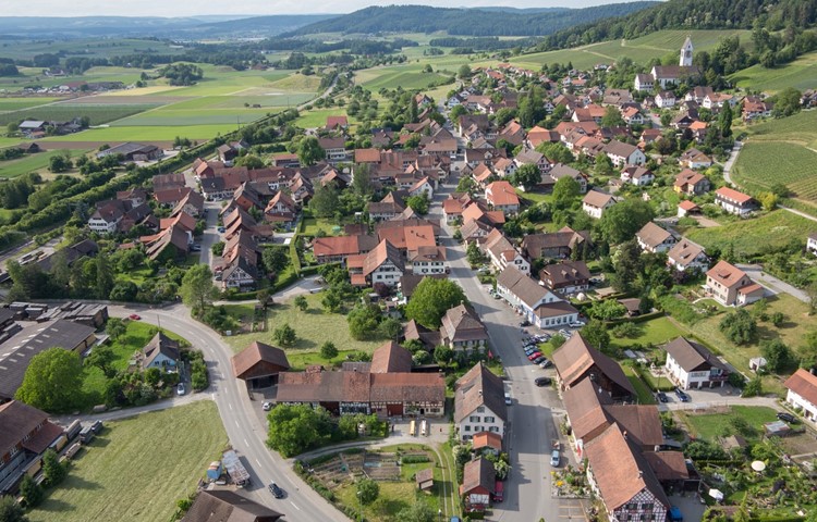 In der Sennegasse in Unterstammheim (Bildmitte) abgestellte Fahrzeuge stören Antragsteller. In der Sennegasse in Unterstammheim (Bildmitte) abgestellte Fahrzeuge stören Antragsteller.