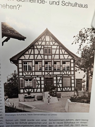 Das ehemalige Schulhaus – noch vor dem Umbau. Heute dient es als Gemeindehaus. Das ehemalige Schulhaus – noch vor dem Umbau. Heute dient es als Gemeindehaus.