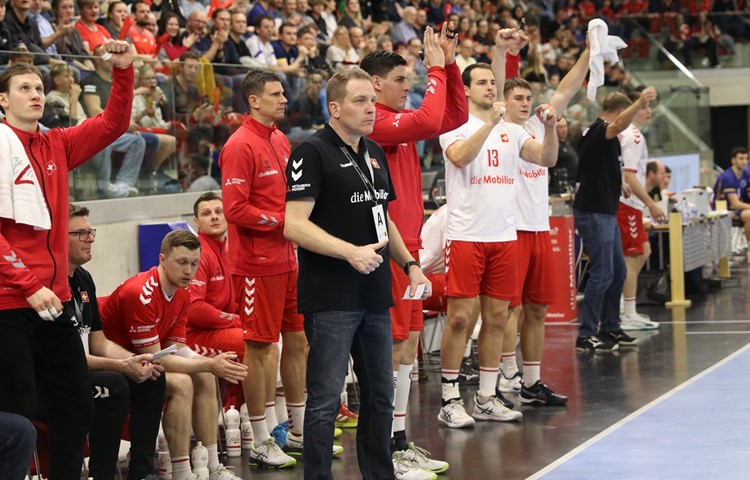 Für Michael Suter (Mitte) ist die Europameisterschaft das letzte Turnier als Nationaltrainer. Danach übergibt der Dinharder an seinen jetzigen Schlüsselspieler Andy Schmid (hinter ihm direkt vor der Spielerbank stehend). Für Michael Suter (Mitte) ist die Europameisterschaft das letzte Turnier als Nationaltrainer. Danach übergibt der Dinharder an seinen jetzigen Schlüsselspieler Andy Schmid (hinter ihm direkt vor der Spielerbank stehend).