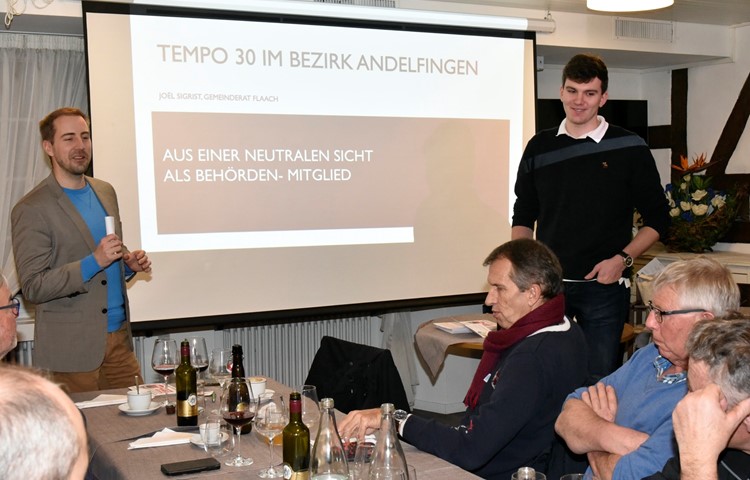 Joël Sigrist (rechts) referierte beim Polit-Dinner über Tempo-30-Massnahmen. Eingeladen worden war er von Stefan Stutz, Präsident der SVP Bezirk Andelifngen (links). Joël Sigrist (rechts) referierte beim Polit-Dinner über Tempo-30-Massnahmen. Eingeladen worden war er von Stefan Stutz, Präsident der SVP Bezirk Andelifngen (links).