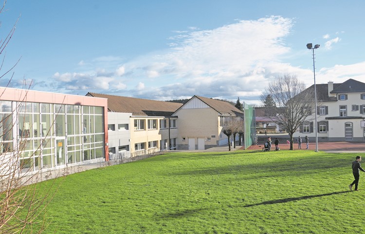 Das Schulhaus in Rutschwil muss ab Sommer 2024 mit weniger Schülern auskommen. Links im Bild der Erweiterungsbau, rechts das alte Schulhaus. Das Schulhaus in Rutschwil muss ab Sommer 2024 mit weniger Schülern auskommen. Links im Bild der Erweiterungsbau, rechts das alte Schulhaus.