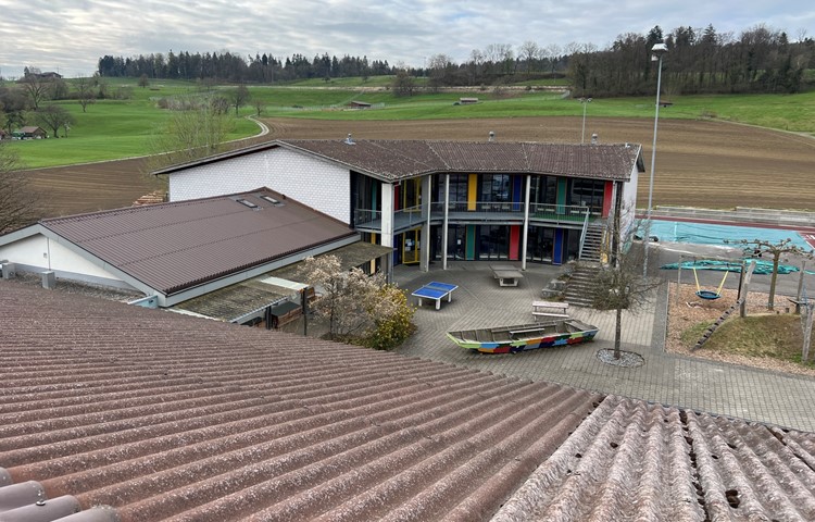 Was in anderen Kantonen und im restlichen Kanton Zürich die Regel ist, gilt im Weinland als Ausnahme: Die Einheitsgemeinde. Der Bezirk Andelfingen hat nur fünf davon, unter anderem Thalheim (Bild). Was in anderen Kantonen und im restlichen Kanton Zürich die Regel ist, gilt im Weinland als Ausnahme: Die Einheitsgemeinde. Der Bezirk Andelfingen hat nur fünf davon, unter anderem Thalheim (Bild).