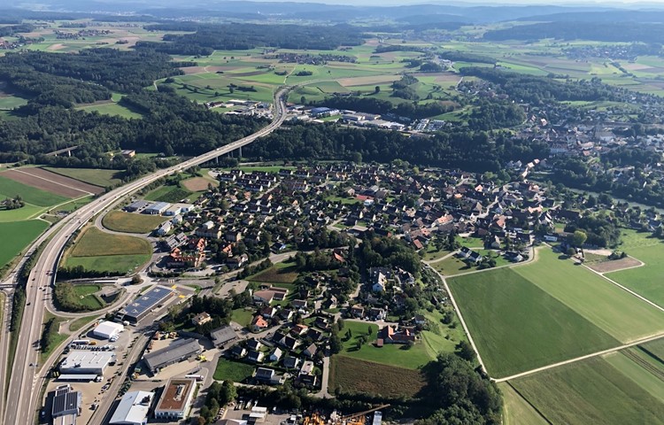Die A4 verläuft bei Kleinandelfingen seit 2010 vierspurig, dann folgt Richtung Winterthur der Flaschenhals. Die A4 verläuft bei Kleinandelfingen seit 2010 vierspurig, dann folgt Richtung Winterthur der Flaschenhals.