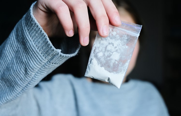 Der Beschuldigte konsumierte und verkaufte Kokain, beides ist verboten. Zu seinen Abnehmern gehörte dummerweise auch ein verdeckter Ermittler der Polizei. Der Beschuldigte konsumierte und verkaufte Kokain, beides ist verboten. Zu seinen Abnehmern gehörte dummerweise auch ein verdeckter Ermittler der Polizei.