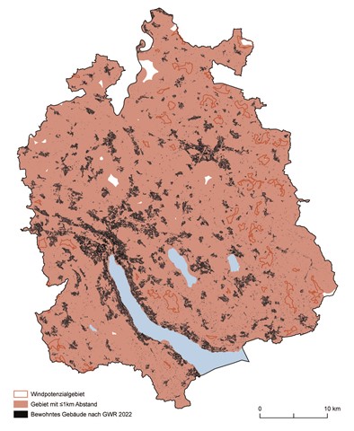 Würde im Kanton Zürich ein flächendeckender Mindestabstand von 1000 Metern für Windanlagen zu bewohnten Gebäuden eingeführt, bliebe innerhalb der heute ausgeschiedenen Potenzialgebiete nur noch der Stammerberg als mögliche Bauzone übrig. Klicken Sie auf die Grafik für eine vergrösserte Darstellung.