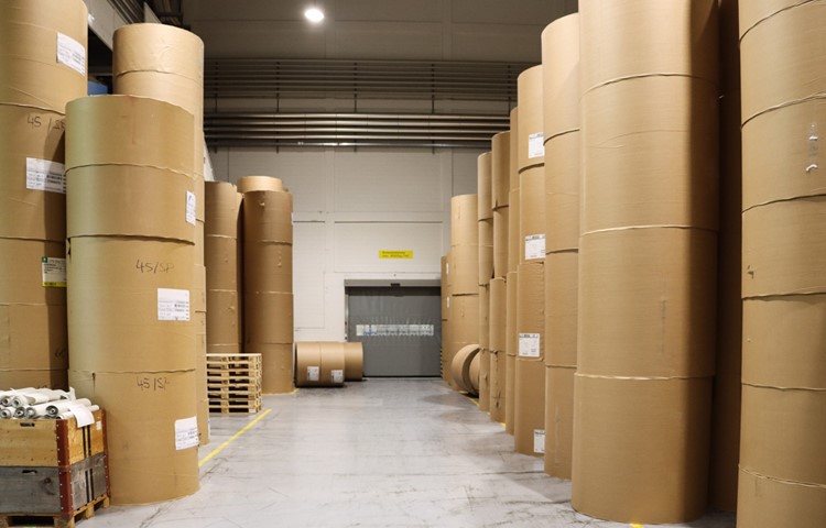 Die Papierrollen stapeln sich im Lager bis unters Dach. Die Papierrollen stapeln sich im Lager bis unters Dach.