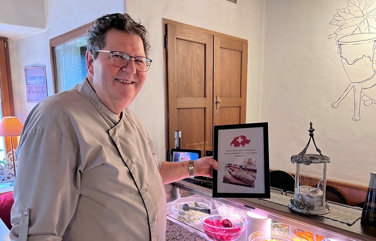 Peter Greub in der «Traube» Rudolfingen zeigt gern, dass ihm Regionalität wichtig ist. Beim Znüni sind in der Vitrine Sandwiches, über Mittag Salate und Brot. Peter Greub in der «Traube» Rudolfingen zeigt gern, dass ihm Regionalität wichtig ist. Beim Znüni sind in der Vitrine Sandwiches, über Mittag Salate und Brot.