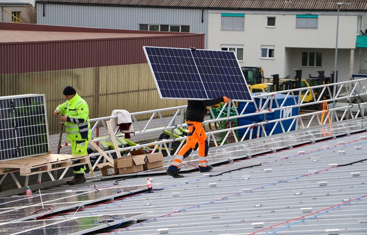 Bis 2050 sollen rund zwei Drittel des kantonalen Stromverbrauchs durch Solarenergie gedeckt werden. Wird nun die Branche zum Nadelöhr? Installation der PV-Anlage auf dem Dach der Hansjörg Rüeger AG in Marthalen (siehe Text unten). Bis 2050 sollen rund zwei Drittel des kantonalen Stromverbrauchs durch Solarenergie gedeckt werden. Wird nun die Branche zum Nadelöhr? Installation der PV-Anlage auf dem Dach der Hansjörg Rüeger AG in Marthalen (siehe Text unten).