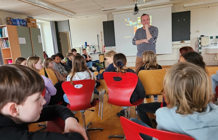Zusammen mit Buchautor und Filmkritiker Thomas Binotto suchten die Bergemer Primarschülerinnen und -schüler nach Elementen, welche einen Film erlebbarer machen. Zusammen mit Buchautor und Filmkritiker Thomas Binotto suchten die Bergemer Primarschülerinnen und -schüler nach Elementen, welche einen Film erlebbarer machen.