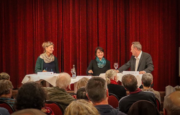 Die beiden Weinländer Kantonsräte im Ring: Sibylle Jüttner (SP) (l.) debattiert mit ihrem Ratskollegen Paul Mayer (SVP) über die Pistenverlängerungen am Flughafen Zürich. Christina Furrer, Präsidentin der EVP Bezirk Andelfingen, moderierte. Die beiden Weinländer Kantonsräte im Ring: Sibylle Jüttner (SP) (l.) debattiert mit ihrem Ratskollegen Paul Mayer (SVP) über die Pistenverlängerungen am Flughafen Zürich. Christina Furrer, Präsidentin der EVP Bezirk Andelfingen, moderierte.