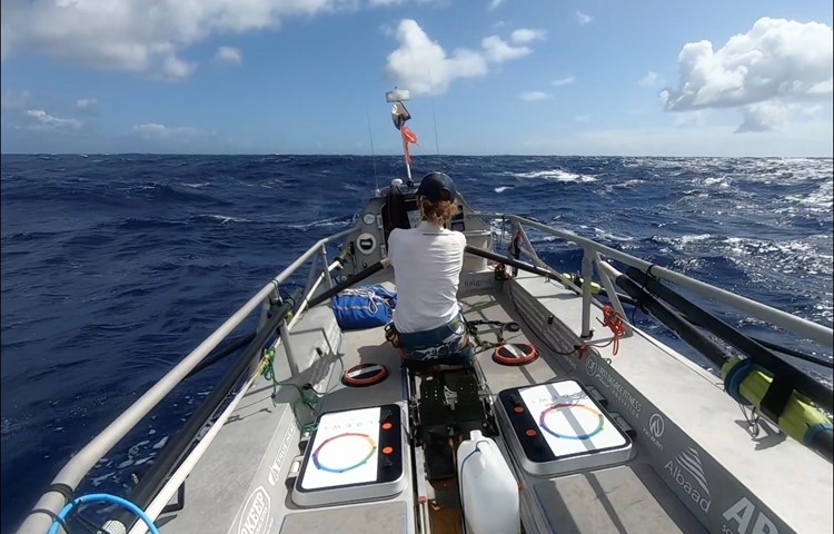 Gabi Schenkel auf dem Atlantik. Zwölf bis vierzehn Stunden oder rund 70 Kilometer ruderte sie pro Tag. Gabi Schenkel auf dem Atlantik. Zwölf bis vierzehn Stunden oder rund 70 Kilometer ruderte sie pro Tag.