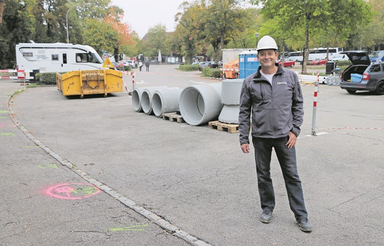 Bauführer Giuseppe Secchiano am künftigen Standort der Elektroladestationen. Bauführer Giuseppe Secchiano am künftigen Standort der Elektroladestationen.