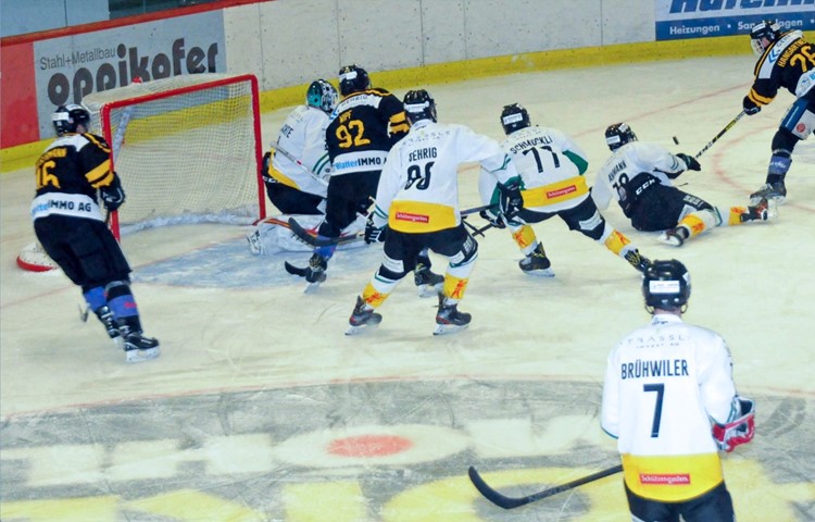 Ein wildes Spiel: Patrick Hangartner (Nr. 26, rechts) erzielte das zwischenzeitliche 7:7. Am Ende stand es 10:8 für Wilen-Neunforn. Ein wildes Spiel: Patrick Hangartner (Nr. 26, rechts) erzielte das zwischenzeitliche 7:7. Am Ende stand es 10:8 für Wilen-Neunforn.