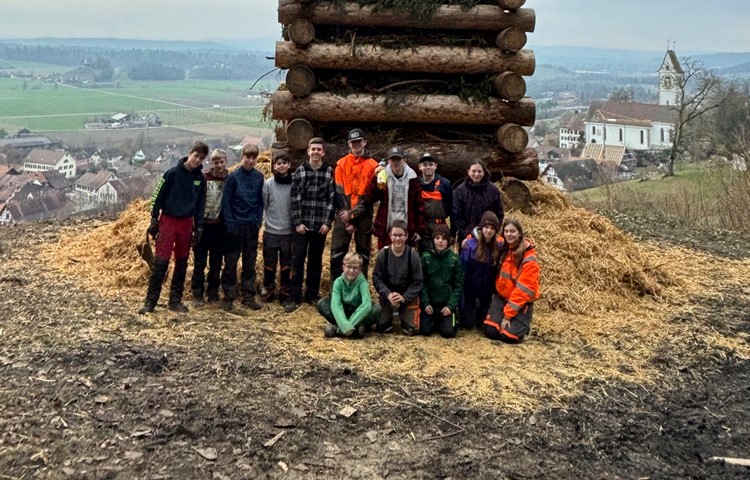 Der Böögg steht – Zeit für ein Gruppenfoto in Unterstammheim. Der Böögg steht – Zeit für ein Gruppenfoto in Unterstammheim.