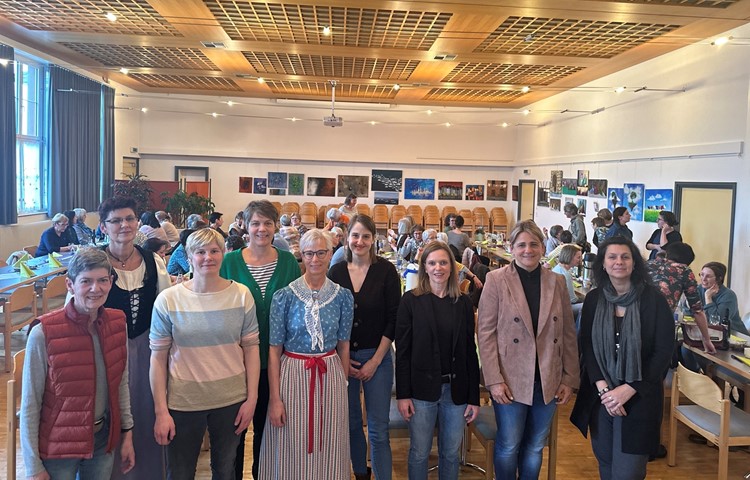 Vorstand und Gäste der Landfrauen Stammertal (von links): Silvia Bolliger, Iris Fischer (Abschied), Mägi Müller (neu), Nicole Langhard, Eveline Farner, Ramona Heller (neu) und vom «Haus für Mutter und Kind» Kirsten Dalla Corte, Gabriela Stössel und Yasmin Aküzüm (nicht auf dem Bild: Sandra Brunner (Abschied)). Vorstand und Gäste der Landfrauen Stammertal (von links): Silvia Bolliger, Iris Fischer (Abschied), Mägi Müller (neu), Nicole Langhard, Eveline Farner, Ramona Heller (neu) und vom «Haus für Mutter und Kind» Kirsten Dalla Corte, Gabriela Stössel und Yasmin Aküzüm (nicht auf dem Bild: Sandra Brunner (Abschied)).