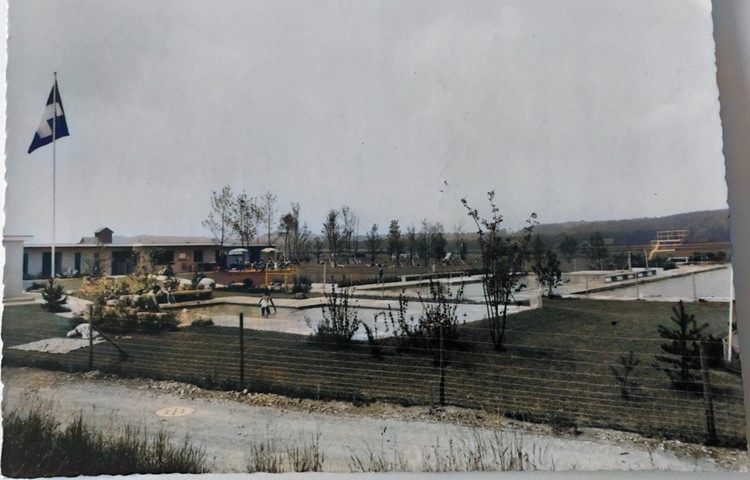 1967 wurde das Freibad in Andelfingen gebaut. Dieses Bild ist ein Postkartenmotiv von 1970. 1967 wurde das Freibad in Andelfingen gebaut. Dieses Bild ist ein Postkartenmotiv von 1970.