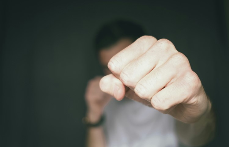 «Es war nie mein Ziel, jemanden zu verletzen», sagte der Beschuldigte. Zugeschlagen hat er trotzdem. «Es war nie mein Ziel, jemanden zu verletzen», sagte der Beschuldigte. Zugeschlagen hat er trotzdem.