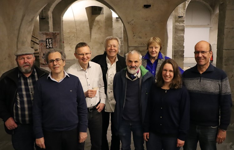 Die Stammheimer bildeten an der Medienkonferenz in der Kartause Ittingen die stärkste Fraktion (v.l.): Hans-Peter Farner (Kirchenpflege), Viktor Ledermann (Museum Stammertal), Pfarrer Heinz-Jürgen Heckmann, Bruno Felker (Kirchenpflege), Christoph Zinsstag (Theaterszenen), Christine Frei-Feer und Corinne Heimgartner (Kirchenpflege) sowie Ueli Peter (Theaterregie). Die Stammheimer bildeten an der Medienkonferenz in der Kartause Ittingen die stärkste Fraktion (v.l.): Hans-Peter Farner (Kirchenpflege), Viktor Ledermann (Museum Stammertal), Pfarrer Heinz-Jürgen Heckmann, Bruno Felker (Kirchenpflege), Christoph Zinsstag (Theaterszenen), Christine Frei-Feer und Corinne Heimgartner (Kirchenpflege) sowie Ueli Peter (Theaterregie).