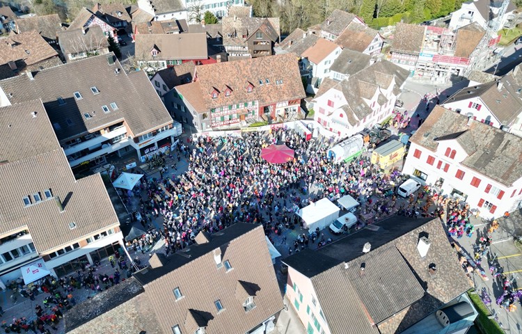 Fröhliches närrisches Treiben auf dem Marktplatz. Fröhliches närrisches Treiben auf dem Marktplatz.