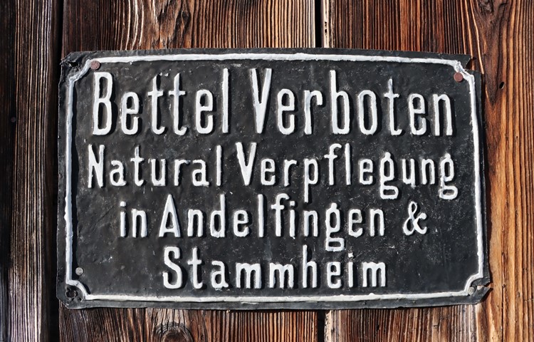 In Guntalingen zeugt dieses vermutlich über 100-jährige Schild von der einstigen Bezirkslösung im Bettelwesen. In Guntalingen zeugt dieses vermutlich über 100-jährige Schild von der einstigen Bezirkslösung im Bettelwesen.