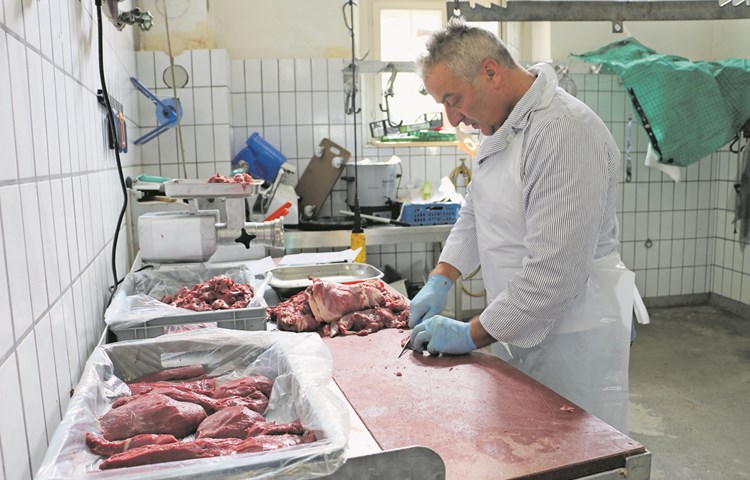 Bis das zarte Rehschnitzel oder der sämige Hirschpfeffer auf dem Teller liegen, braucht es viel Fingerspitzengefühl und Aufmerksamkeit von Fachleuten wie Wildmetzger Ueli Wintsch. Bis das zarte Rehschnitzel oder der sämige Hirschpfeffer auf dem Teller liegen, braucht es viel Fingerspitzengefühl und Aufmerksamkeit von Fachleuten wie Wildmetzger Ueli Wintsch.