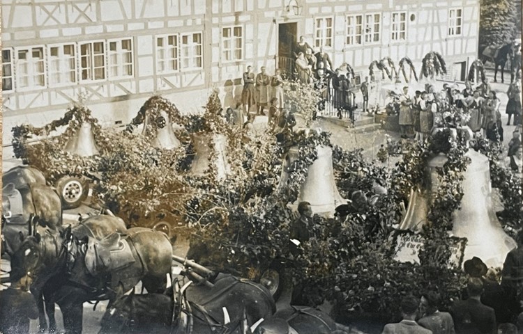 Die neuen Glocken wurden vor dem Aufzug auf Pferdewagen durch alle Gemeinden gezogen. Die neuen Glocken wurden vor dem Aufzug auf Pferdewagen durch alle Gemeinden gezogen.