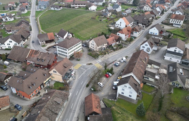 Die IG40 will den Status quo: Postautohaltestellen weiterhin am Rand der Strasse und auf dem Wesenplatz (Kreuzung, Bildmitte) keinen Rechtsvortritt. Die IG40 will den Status quo: Postautohaltestellen weiterhin am Rand der Strasse und auf dem Wesenplatz (Kreuzung, Bildmitte) keinen Rechtsvortritt.
