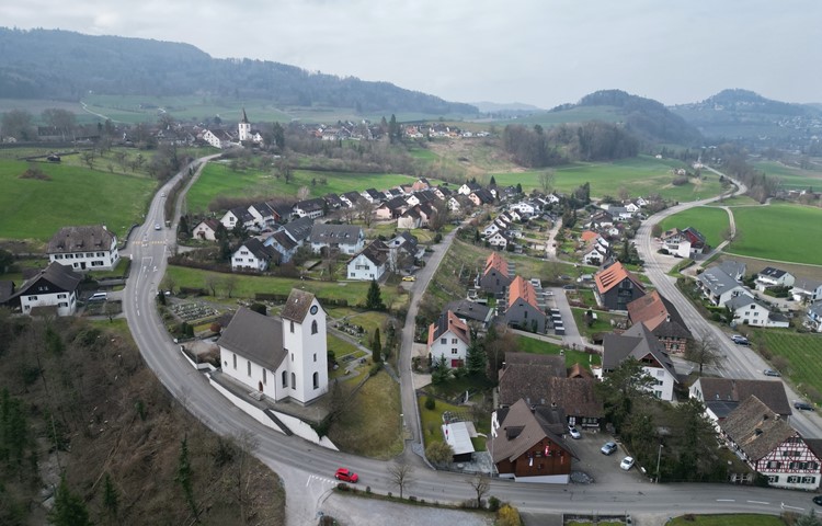 Nur räumlich nah: Die Kirchen Flaach (vorne) und Berg am Irchel (hinten). Das Pfarrehepaar Stettler lebt im Pfarrhaus dazwischen (links oben). Nur räumlich nah: Die Kirchen Flaach (vorne) und Berg am Irchel (hinten). Das Pfarrehepaar Stettler lebt im Pfarrhaus dazwischen (links oben).