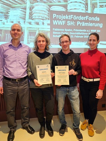Andreas Brunner, Projektleiter beim UHT Traktor Buchberg-Rüdlingen (2. von rechts), konnte von den WWF-Schaffhausen-Verantwortlichen Simon Furter (Geschäftsführer, ganz links) und Fabienne Spahn (Präsidentin a.i., ganz rechts) einen Scheck über 1000 Franken entgegennehmen. 2. von links: Nora Winzeler, die mit ihrer Gemüsekooperative Bioloca ebenso prämiert wurde wie die Stiftung «Go Tec!» (nicht auf dem Bild). Andreas Brunner, Projektleiter beim UHT Traktor Buchberg-Rüdlingen (2. von rechts), konnte von den WWF-Schaffhausen-Verantwortlichen Simon Furter (Geschäftsführer, ganz links) und Fabienne Spahn (Präsidentin a.i., ganz rechts) einen Scheck über 1000 Franken entgegennehmen. 2. von links: Nora Winzeler, die mit ihrer Gemüsekooperative Bioloca ebenso prämiert wurde wie die Stiftung «Go Tec!» (nicht auf dem Bild).