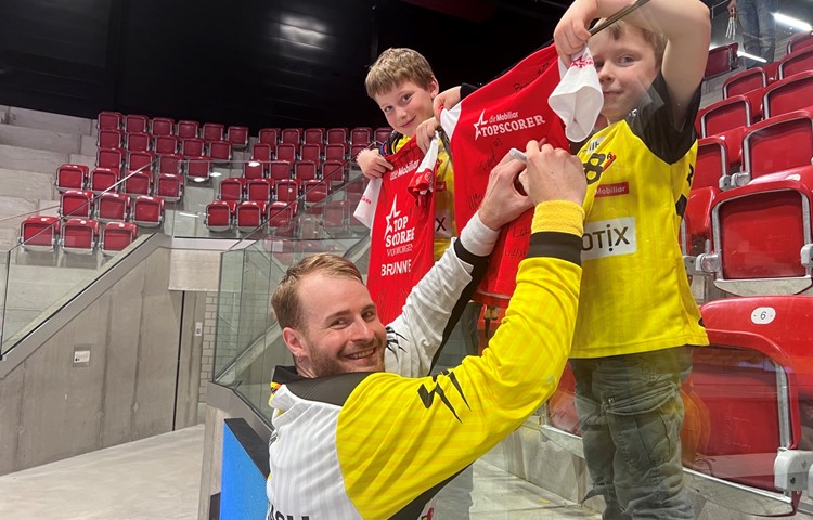 Zwei junge Fans warteten geduldig, bis der Andelfinger Nick Schüpbach nach dem Interview ihre Shirts unterschrieb. Zwei junge Fans warteten geduldig, bis der Andelfinger Nick Schüpbach nach dem Interview ihre Shirts unterschrieb.