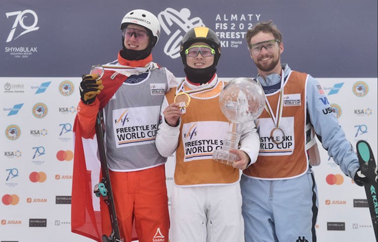 Das Spitzentrio der abgelaufenen Aerials-Saison: Guangpu Qi (China, Mitte) gewann vor dem Altemer Pirmin Werner (links) und Christopher Lillis (USA). Das Spitzentrio der abgelaufenen Aerials-Saison: Guangpu Qi (China, Mitte) gewann vor dem Altemer Pirmin Werner (links) und Christopher Lillis (USA).