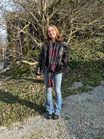 Von Kopf bis Fuss auf Secondhand und Recycling eingestellt: Julia Bächi überlegt sich heute jeden Kleiderkauf gut.