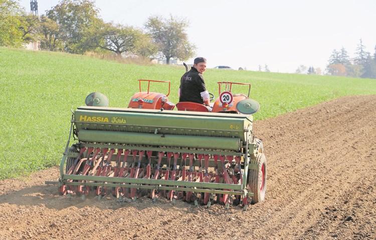 Wenn Wyland-Beck Roman Schär auf seinem kleinen Traktor sitzt und sein Dinkel-Saatgut verteilt, ist ihm die Freude ins Gesicht geschrieben. Wenn Wyland-Beck Roman Schär auf seinem kleinen Traktor sitzt und sein Dinkel-Saatgut verteilt, ist ihm die Freude ins Gesicht geschrieben.