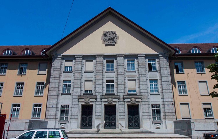 Der ehemalige Gemeindepräsident von Hettlingen musste sich am Mittwoch vor dem Bezirksgericht Zürich verantworten. Der ehemalige Gemeindepräsident von Hettlingen musste sich am Mittwoch vor dem Bezirksgericht Zürich verantworten.