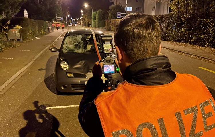 Ein 71-jähriger Fussgänger wurde im November 2023 in Wetzikon bei einem Unfall schwer verletzt: Die Zürcher Unfallstatistik zeigt eine Häufung von Unfällen im Bereich von Zebrastreifen. Ein 71-jähriger Fussgänger wurde im November 2023 in Wetzikon bei einem Unfall schwer verletzt: Die Zürcher Unfallstatistik zeigt eine Häufung von Unfällen im Bereich von Zebrastreifen.