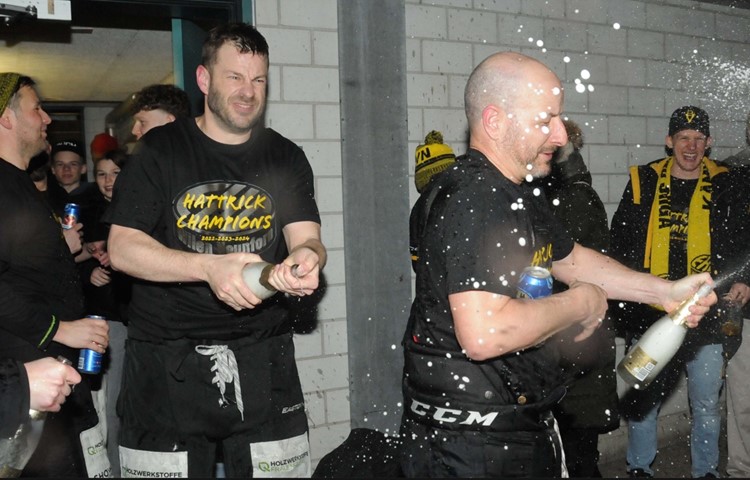 «Hattrick-Champions»: Zum dritten Mal in Folge genossen die EHCWN-Spieler eine Champagnerdusche. «Hattrick-Champions»: Zum dritten Mal in Folge genossen die EHCWN-Spieler eine Champagnerdusche.