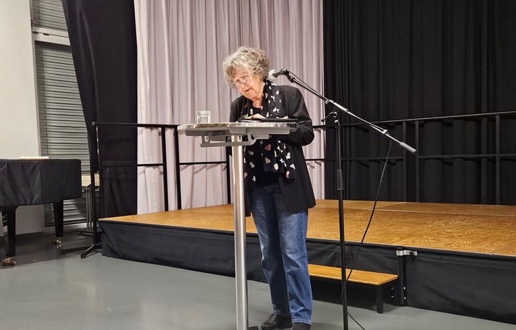 Die 84-jährige Schriftstellerin Angelika Waldis nahm die Anwesenden mit auf eine zweitägige Tortur zu einer abgeschiedenen Berghütte. Die 84-jährige Schriftstellerin Angelika Waldis nahm die Anwesenden mit auf eine zweitägige Tortur zu einer abgeschiedenen Berghütte.
