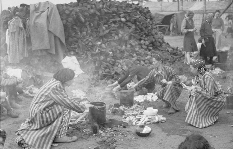 Die aufgestapelten Schuhe der Toten werden als Brennmaterial verwendet. Das Foto stammt von britischen Soldaten. Es wurde unmittelbar nach der Befreiung des KZ im April 1945 aufgenommen. Die aufgestapelten Schuhe der Toten werden als Brennmaterial verwendet. Das Foto stammt von britischen Soldaten. Es wurde unmittelbar nach der Befreiung des KZ im April 1945 aufgenommen.