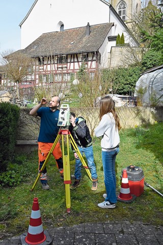 Oliver Hirzel erklärt Jan und Valentina die Funktion des Tachymeters.