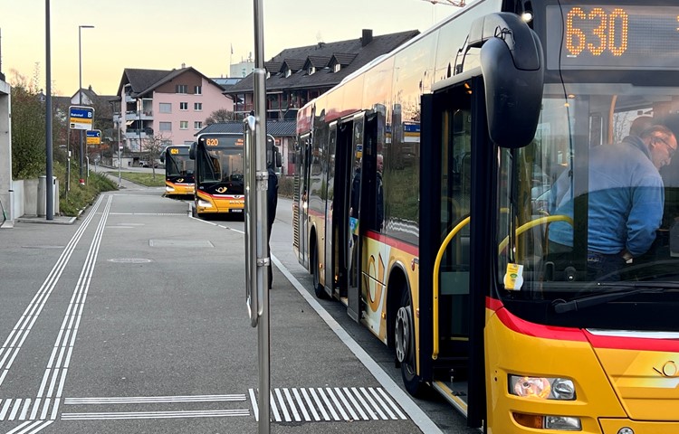 Busse nach Ossingen, Rheinau und Schaffhausen: Bahnhof Marthalen. Busse nach Ossingen, Rheinau und Schaffhausen: Bahnhof Marthalen.