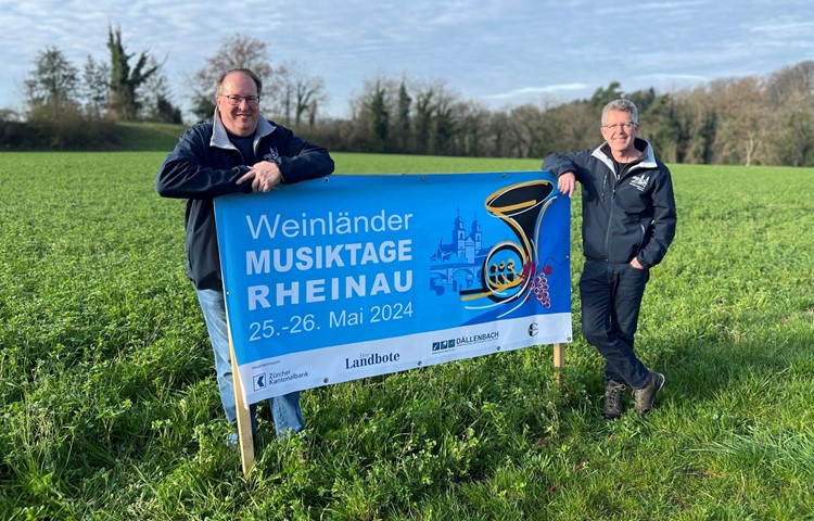 Vereinspräsident Stephan Aregger (l.) und OK-Präsident Werner Senn freuen sich auf die Weinländer Musiktage. Das Bild täuscht: Der Festplatz ist mitten im Ort. Vereinspräsident Stephan Aregger (l.) und OK-Präsident Werner Senn freuen sich auf die Weinländer Musiktage. Das Bild täuscht: Der Festplatz ist mitten im Ort.