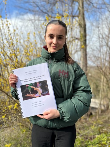 Silja Nussbaumer spielt Fussball in einem Frauenteam, das von einem Mann trainiert wird. Ihr Team habe sich – grundsätzlich, ohne spezifischen Anlass – mit dem Thema befasst und sich auf die Grenzen und Massnahmen geeinigt.