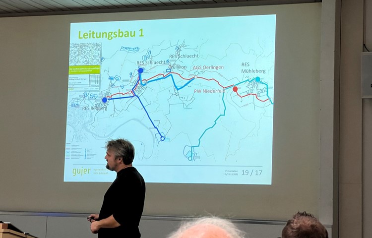 Ende 2021 erklärte Ingenieur Roland Brandenberger den technischen Teil des Projekts: Neu gebaut wird die rote Leitung, die die beiden Wasserversorgungen verbindet und wofür nun die Baubewilligung vorliegt. In Andelfingen ist bei der ARA ein Pumpwerk (PW) vorgesehen. Ende 2021 erklärte Ingenieur Roland Brandenberger den technischen Teil des Projekts: Neu gebaut wird die rote Leitung, die die beiden Wasserversorgungen verbindet und wofür nun die Baubewilligung vorliegt. In Andelfingen ist bei der ARA ein Pumpwerk (PW) vorgesehen.