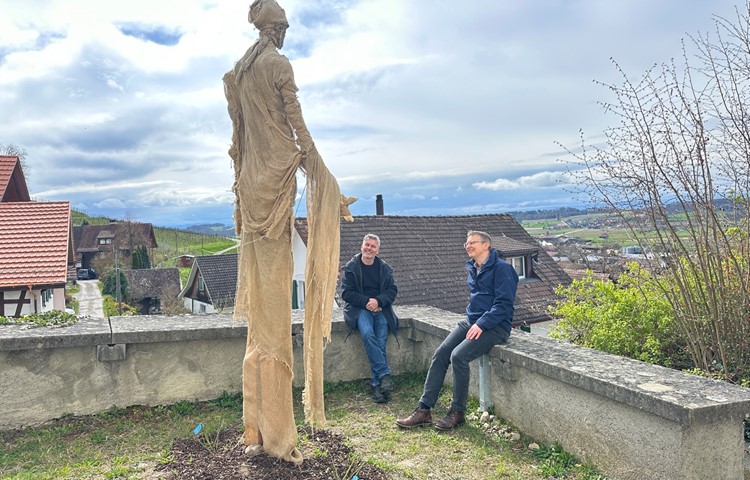 Kunst sollte Impulse für Neues geben, finden Künstler Mike Albrow (links) und Pfarrer Heinz-Jürgen Heckmann. Kunst sollte Impulse für Neues geben, finden Künstler Mike Albrow (links) und Pfarrer Heinz-Jürgen Heckmann.