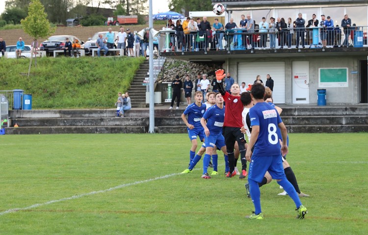 Im Hinspiel gegen Wiesendangen musste Marcel Roost (rot), 46-jähriger Goalie der FCEM-Senioren, aufgrund eines Platzverweises schon nach 25 Minuten beim Fanionteam einspringen. An ihm lag es aber nicht, dass die Partie verloren ging. Im Hinspiel gegen Wiesendangen musste Marcel Roost (rot), 46-jähriger Goalie der FCEM-Senioren, aufgrund eines Platzverweises schon nach 25 Minuten beim Fanionteam einspringen. An ihm lag es aber nicht, dass die Partie verloren ging.