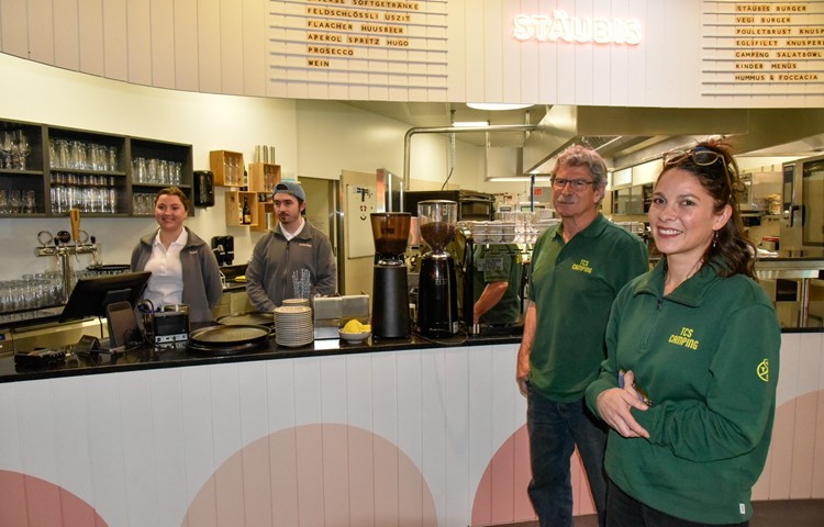Carolina Polheimer und Marc Gamez sind die neuen Wirte im Restaurant Stäubis, Peter und Corinne Gisler kümmern sich um das Wohl der Camping-Gäste. Carolina Polheimer und Marc Gamez sind die neuen Wirte im Restaurant Stäubis, Peter und Corinne Gisler kümmern sich um das Wohl der Camping-Gäste.