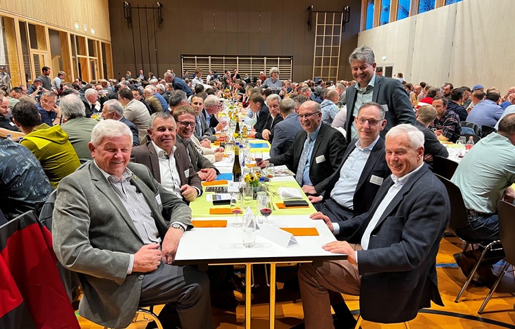 Am Ehrentisch in der vollen Irchelhalle fotografiert, linke Seite (von links): Max Binder, Ernst Stocker, Martin Hübscher. 
Rechte Seite (von links): Markus Ritter, Martin Haab (Zürcher Verbandspräsident), Mario Fehr und Hans Frei. Am Ehrentisch in der vollen Irchelhalle fotografiert, linke Seite (von links): Max Binder, Ernst Stocker, Martin Hübscher. 
Rechte Seite (von links): Markus Ritter, Martin Haab (Zürcher Verbandspräsident), Mario Fehr und Hans Frei.