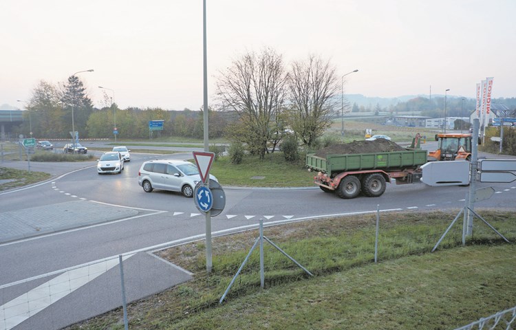 Beton statt Asphalt: Die Kreisel und Autobahnanschlüsse in Kleinandelfingen (Bild) und Adlikon werden im nächsten Sommer saniert. Beton statt Asphalt: Die Kreisel und Autobahnanschlüsse in Kleinandelfingen (Bild) und Adlikon werden im nächsten Sommer saniert.