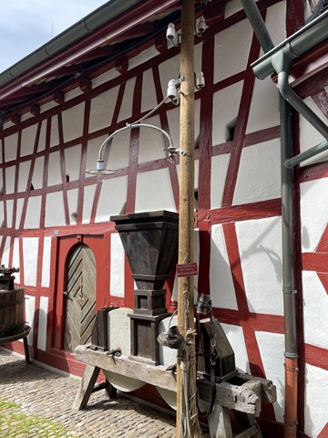 Vor dem Museum weist ein Leitungsmast inklusive Steigeisen, Seilschaft und Warnhinweis auf die Sonderausstellung hin. Vor dem Museum weist ein Leitungsmast inklusive Steigeisen, Seilschaft und Warnhinweis auf die Sonderausstellung hin.